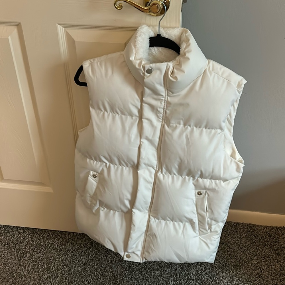 White puffy super soft well insulated mens zip up vest. Size S bought off Shein.